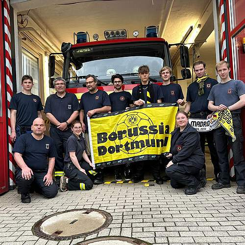 Wir sind direkt nach einem TH-Einsatz um 17 Uhr in die Sitzbereitschaft gegangen. Das #TeamSyburg drücket dem BVB alle...