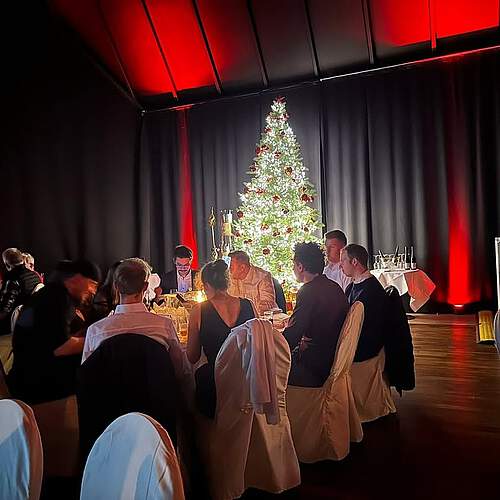 Photo shared by Freiwillige Feuerwehr Dortmund Syburg on December 21, 2024 tagging @spielbank.hohensyburg. Pode ser uma imagem de 9 pessoas, iluminação, árvore de Natal, toalha de mesa, enfeite e texto.